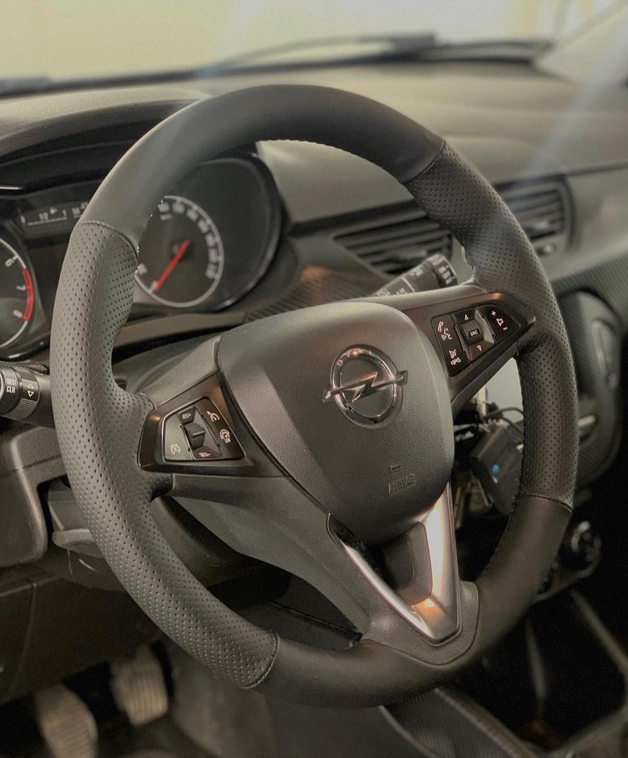 Perforated Leather/Alcantara Steering Wheel Cover